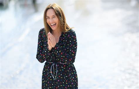 Vanessa Demouy pose en maillot de bain à 50 ans :。